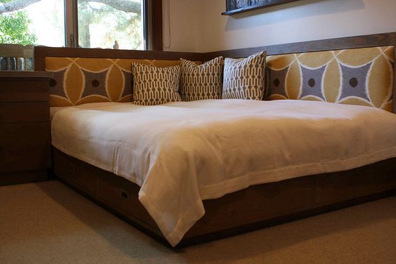 Queen side-corner bed