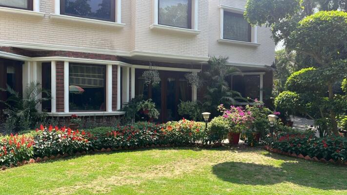 10 BHK House / Villa for sale in Sultanpur Extension Delhi - 12000 Sq. Ft.