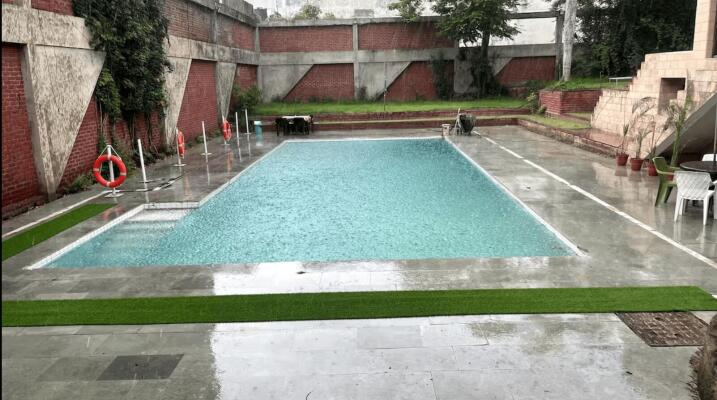 Hotel / Resort for rent in Adan Bagh Extension Agra - 10000 Sq. Ft.